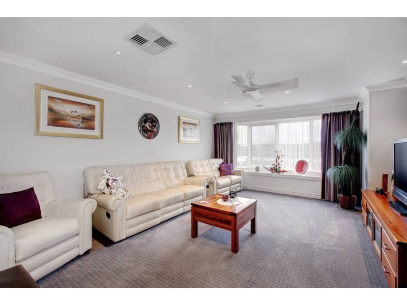 8 Claret Ash Boulevard, Melton West VIC 3337