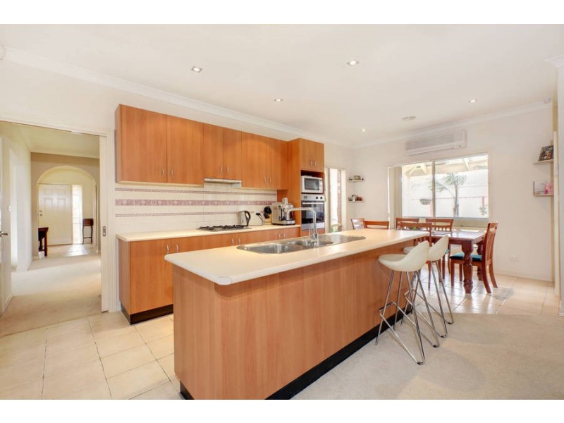 4 Ridgeway, Melton West VIC 3337