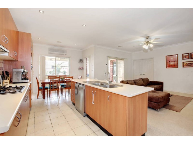 4 Ridgeway, Melton West VIC 3337