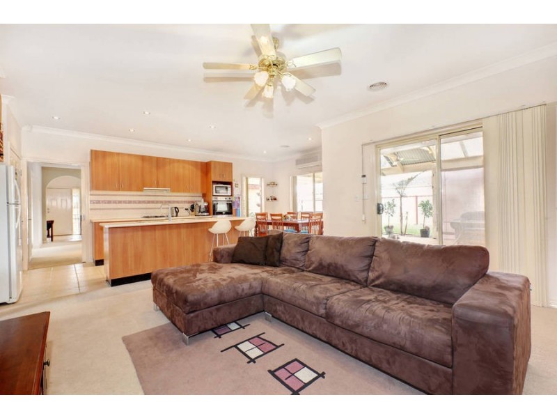 4 Ridgeway, Melton West VIC 3337