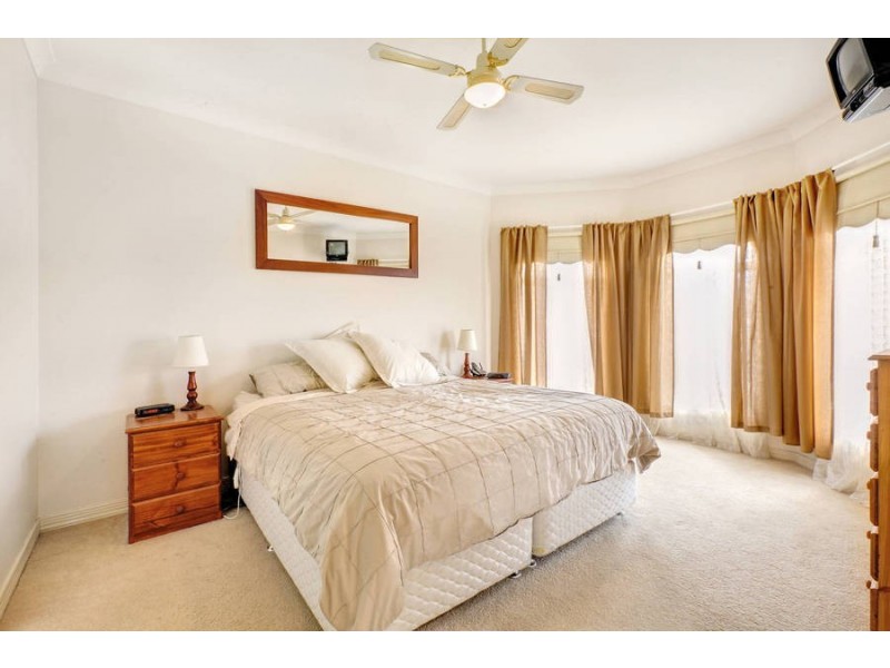 4 Ridgeway, Melton West VIC 3337