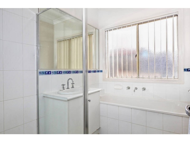 4 Ridgeway, Melton West VIC 3337