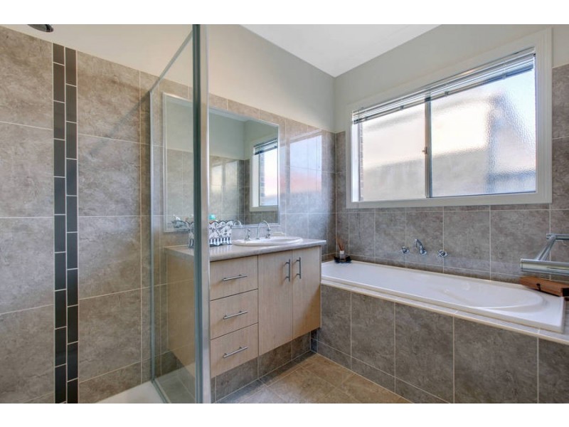 2/1 Alex Court, Kurunjang VIC 3337