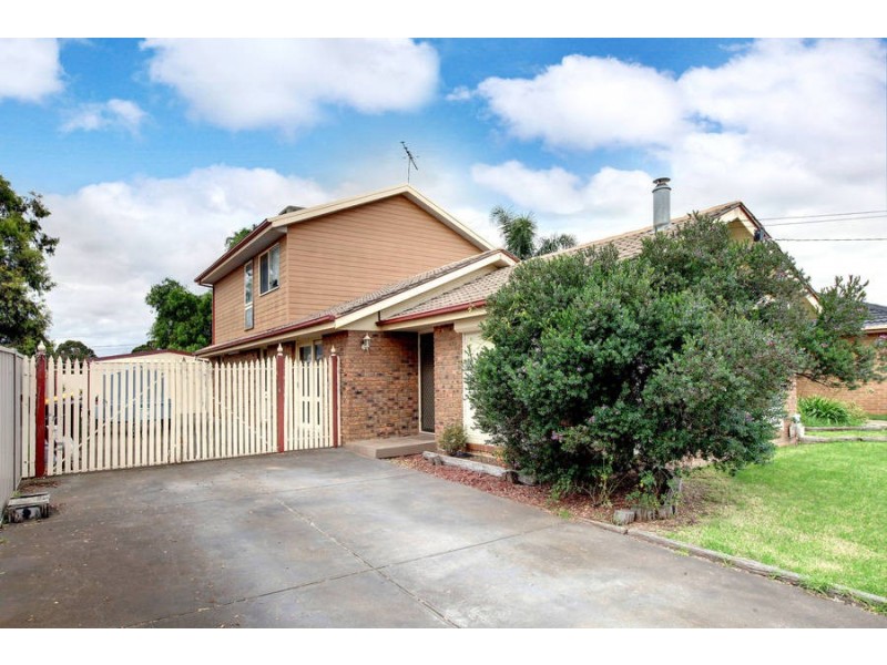 16 Moss Street, Melton South VIC 3338