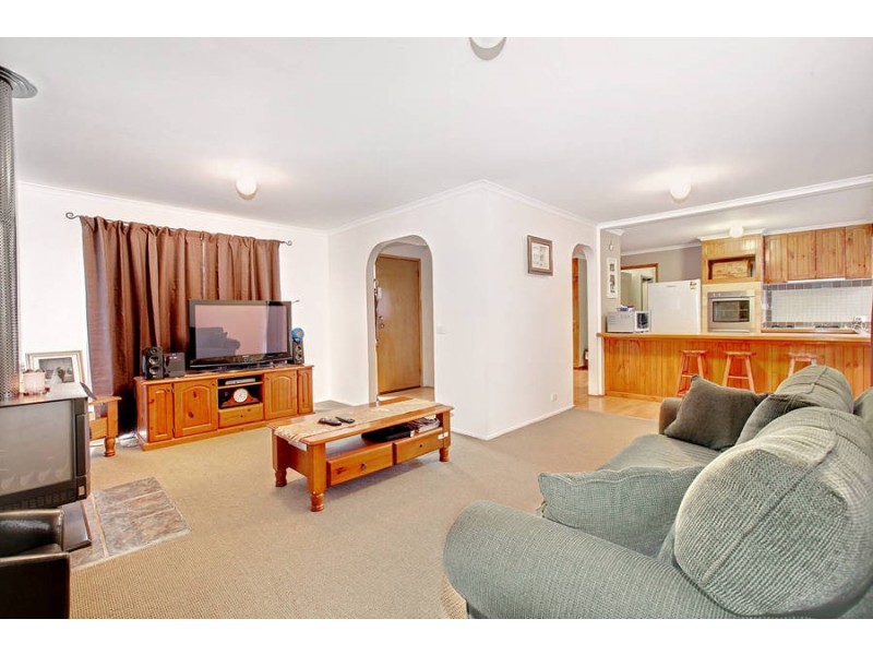 16 Moss Street, Melton South VIC 3338