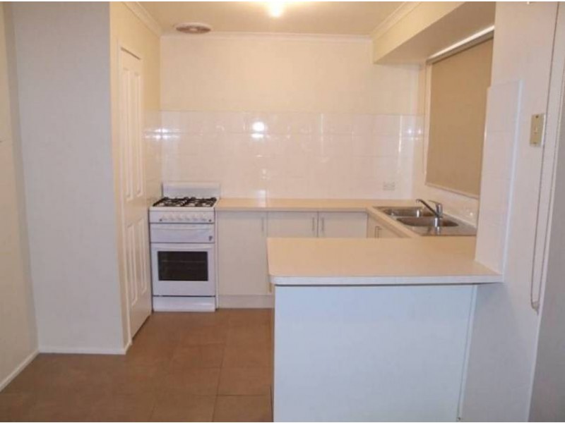 1/8 Denny Place, Melton South VIC 3338