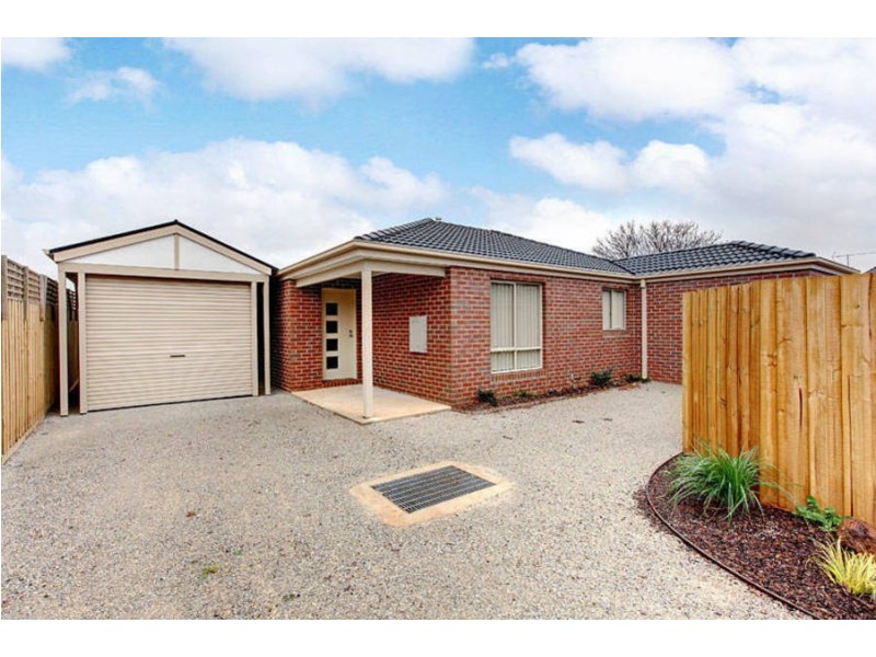 2/8 Denny Place, Melton South VIC 3338