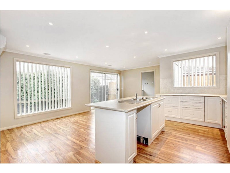 2/8 Denny Place, Melton South VIC 3338