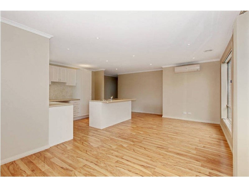 2/8 Denny Place, Melton South VIC 3338