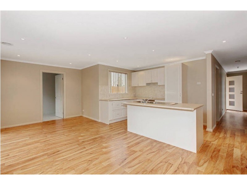 2/8 Denny Place, Melton South VIC 3338