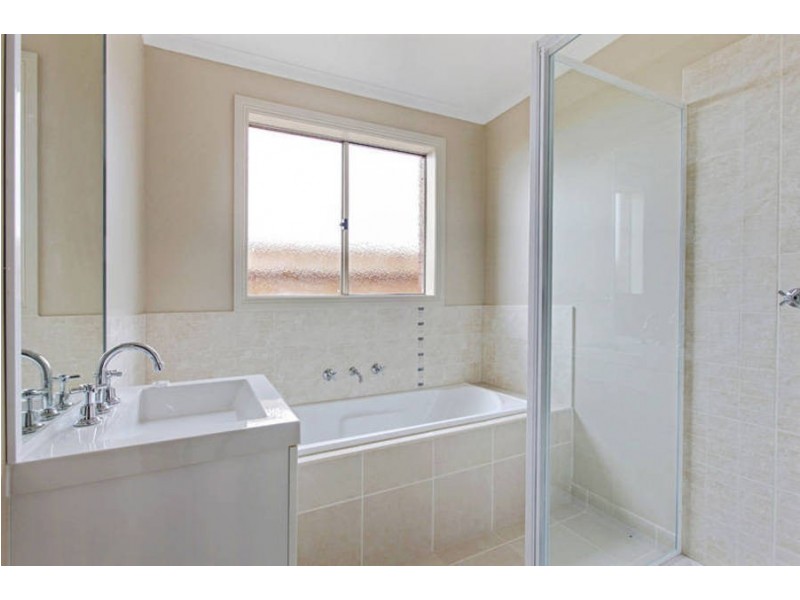 2/8 Denny Place, Melton South VIC 3338