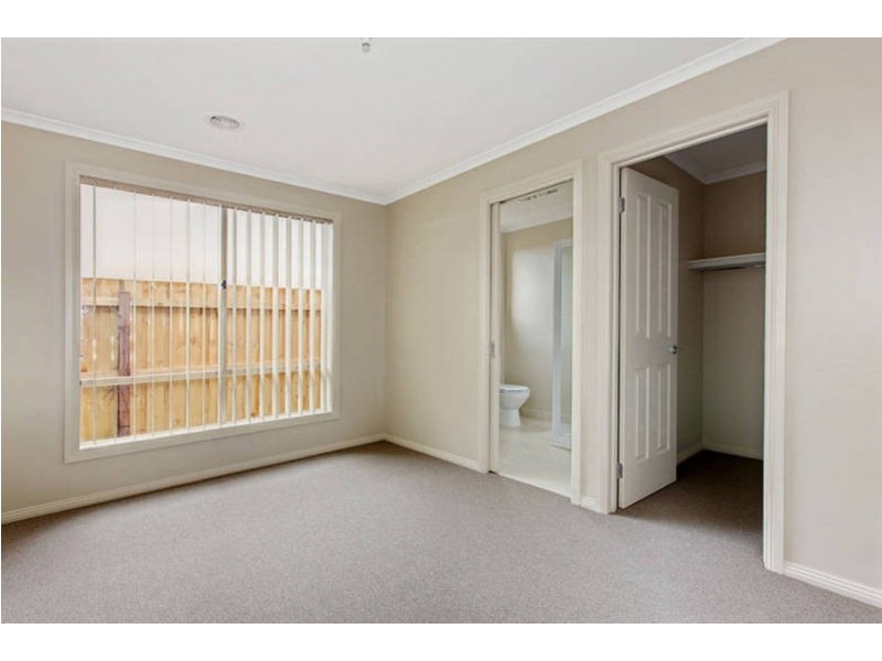 2/8 Denny Place, Melton South VIC 3338