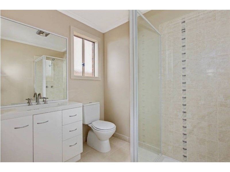 2/8 Denny Place, Melton South VIC 3338