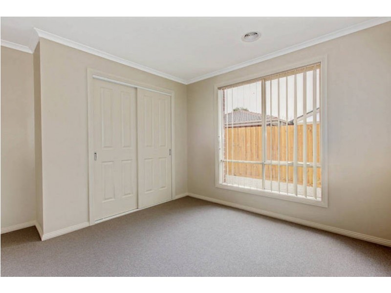 2/8 Denny Place, Melton South VIC 3338