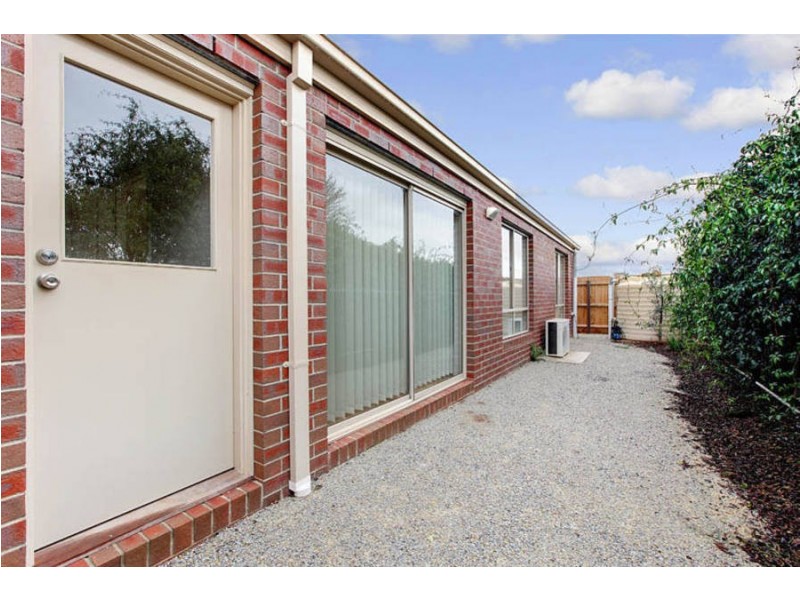 2/8 Denny Place, Melton South VIC 3338