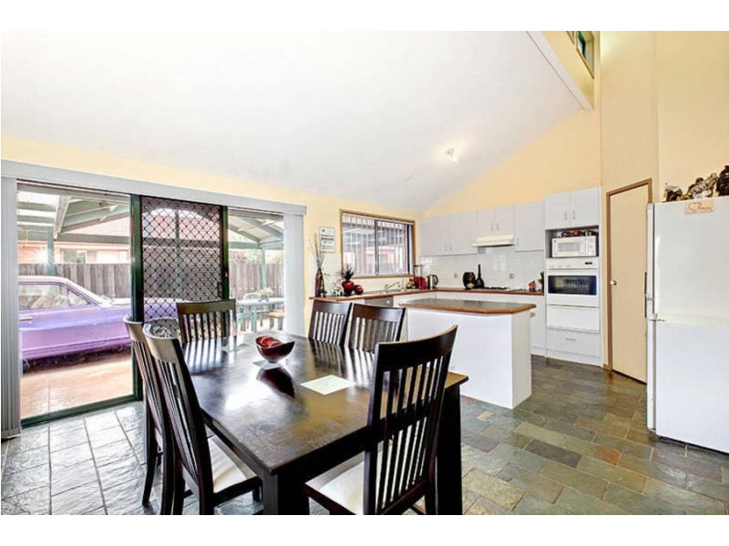 4 Cromwell Close, Melton South VIC 3338