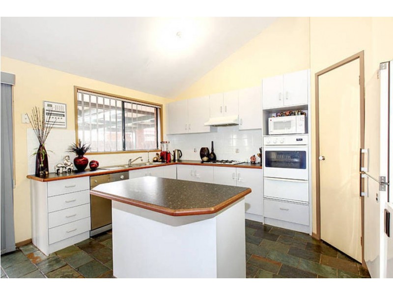 4 Cromwell Close, Melton South VIC 3338