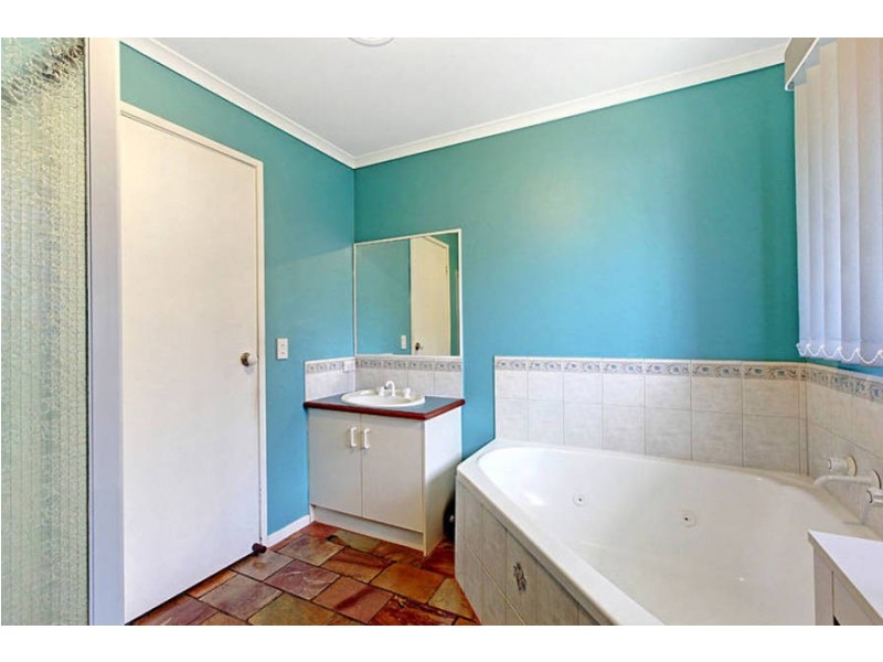 4 Cromwell Close, Melton South VIC 3338