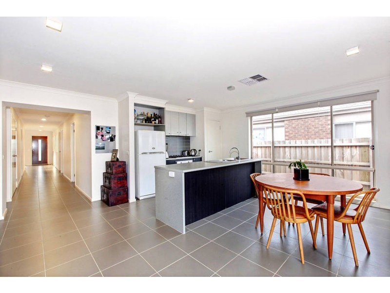 8 Sutton Grove, Melton West VIC 3337