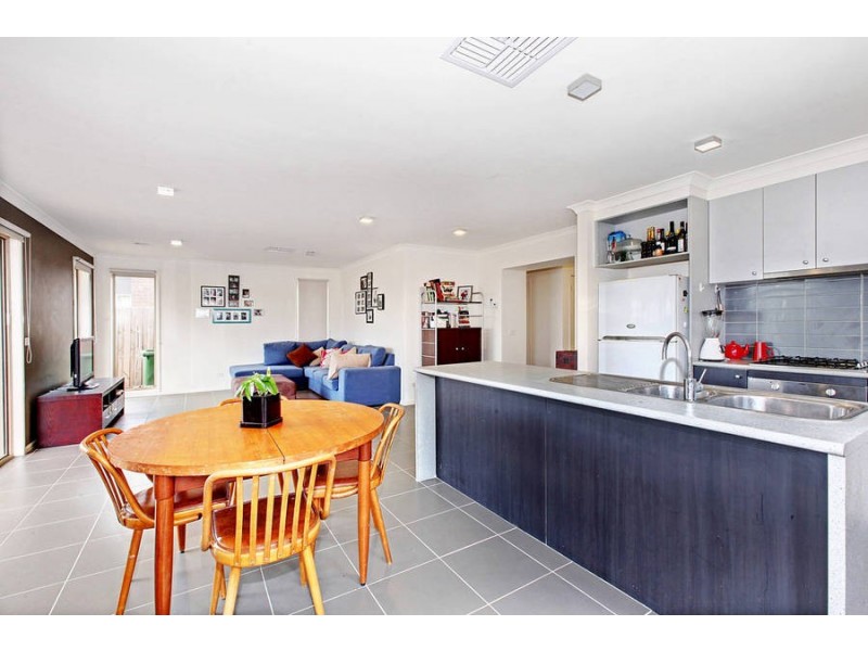 8 Sutton Grove, Melton West VIC 3337