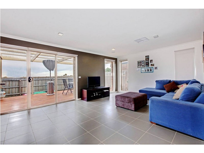 8 Sutton Grove, Melton West VIC 3337