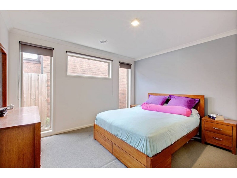 8 Sutton Grove, Melton West VIC 3337