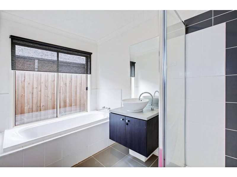 8 Sutton Grove, Melton West VIC 3337