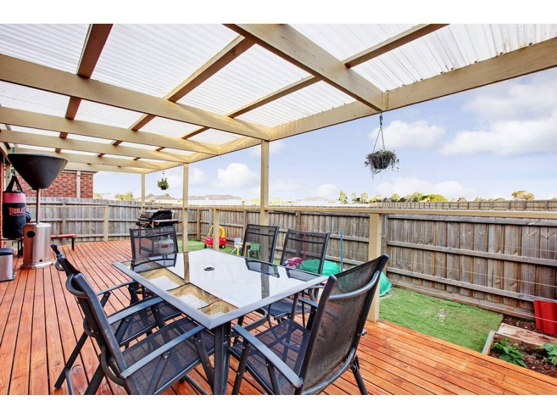 8 Sutton Grove, Melton West VIC 3337