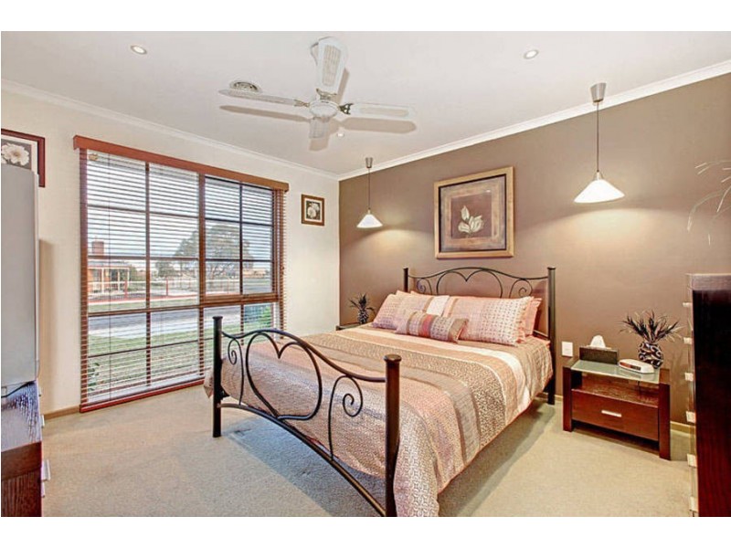 2 Eliana Close, Melton West VIC 3337