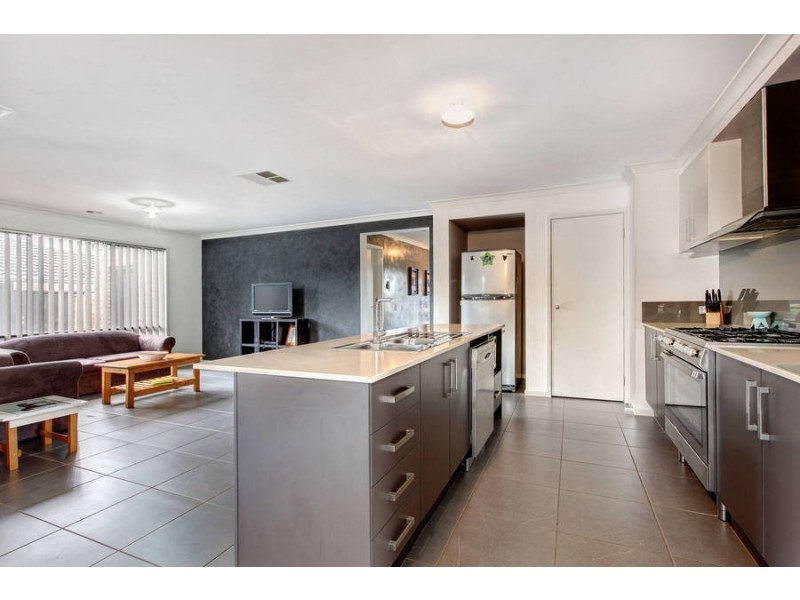 33 Rain Lover Drive, Kurunjang VIC 3337