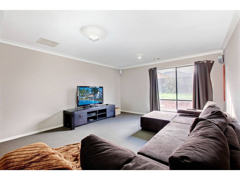 33 Rain Lover Drive, Kurunjang VIC 3337