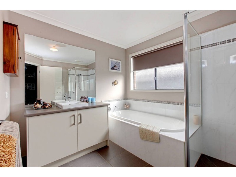 33 Rain Lover Drive, Kurunjang VIC 3337