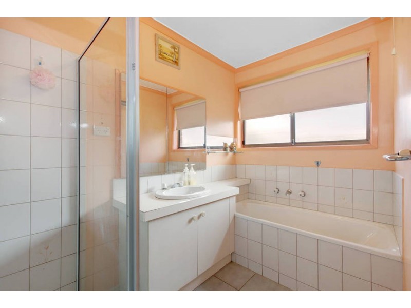 2/135 Station Road, Melton South VIC 3338