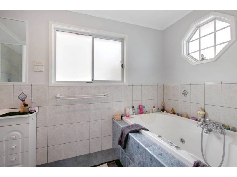 10 Glamis Place, Melton West VIC 3337