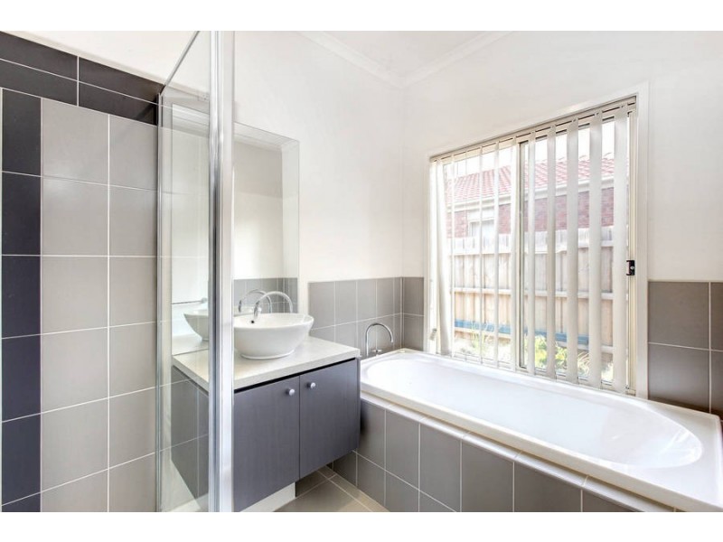 9 Sutton Grove, Melton West VIC 3337