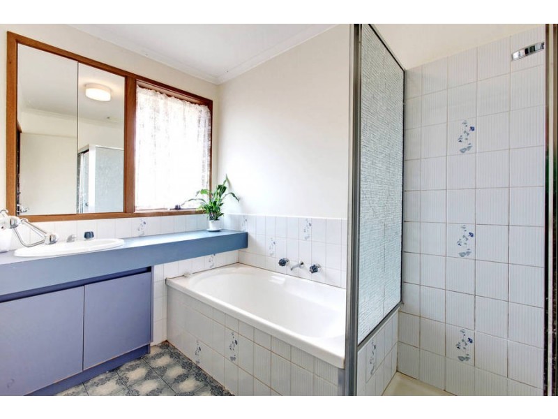 6 Watts Court, Melton West VIC 3337