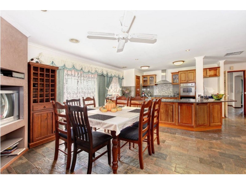 11 Hoddle Court, Melton West VIC 3337