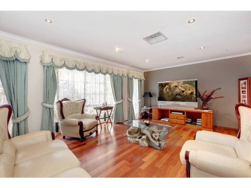 11 Hoddle Court, Melton West VIC 3337