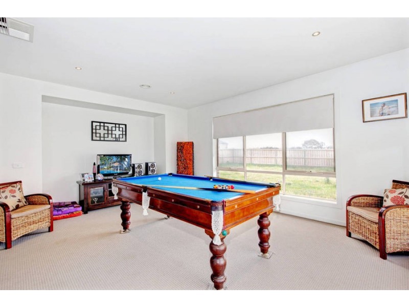 10 Oak Park Drive, Melton West VIC 3337