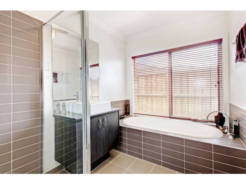 10 Oak Park Drive, Melton West VIC 3337