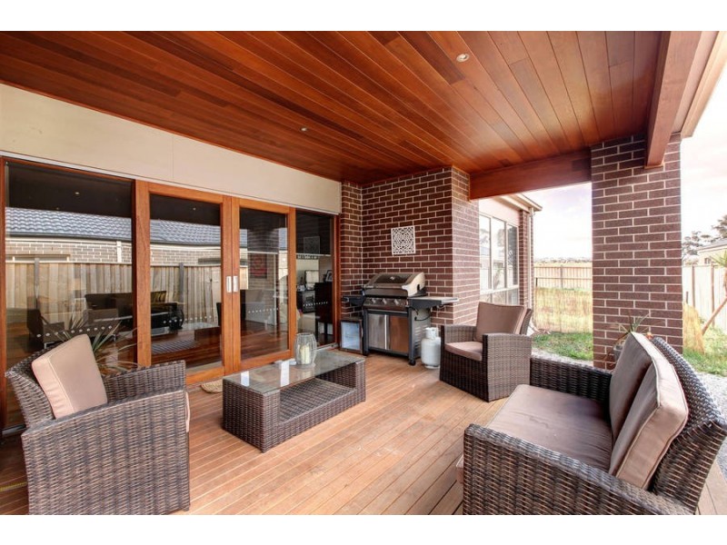 10 Oak Park Drive, Melton West VIC 3337