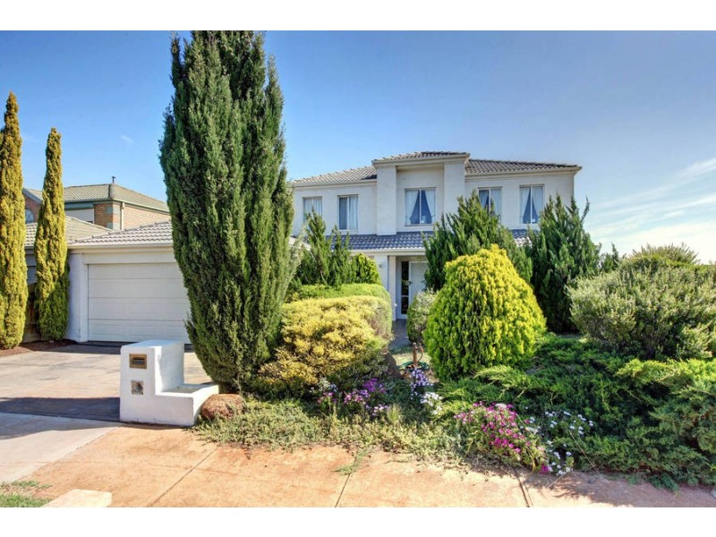 25 Clarendon Drive, Melton South VIC 3338