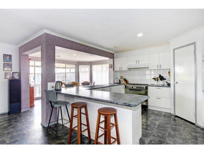 25 Clarendon Drive, Melton South VIC 3338