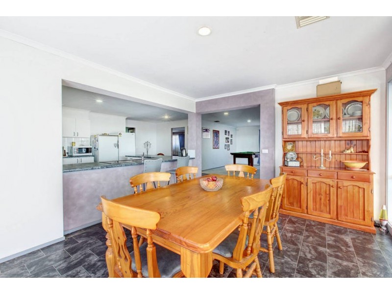 25 Clarendon Drive, Melton South VIC 3338