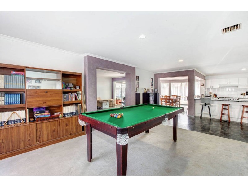 25 Clarendon Drive, Melton South VIC 3338