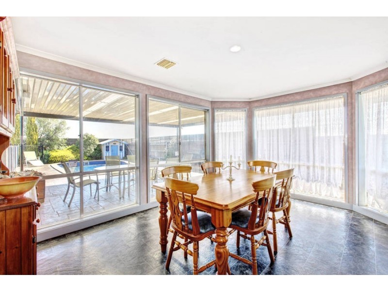 25 Clarendon Drive, Melton South VIC 3338