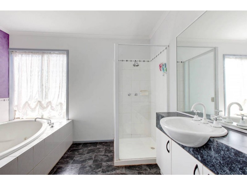 25 Clarendon Drive, Melton South VIC 3338