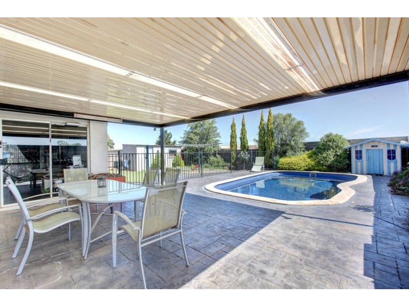 25 Clarendon Drive, Melton South VIC 3338