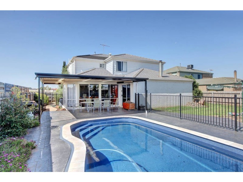 25 Clarendon Drive, Melton South VIC 3338