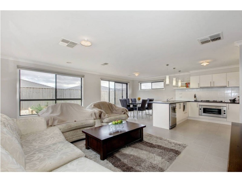 11 Wakefields Drive, Brookfield VIC 3338